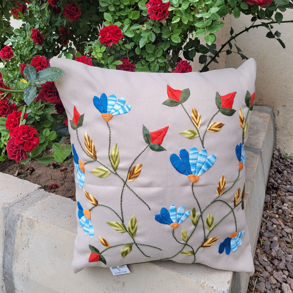 تابلو و کوسن و کلاه گلدوزی با دست 